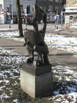 905778 Afbeelding het bronzen beeldhouwwerk 'Denker' van Lotti van der Gaag (1923-1999) in winterse sfeer, in 1991 ...